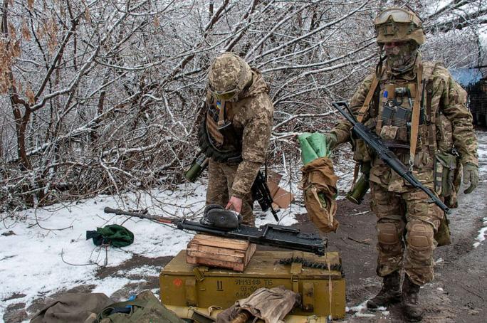 Ukraine nói Nga mất 4.300 binh sĩ, hàng trăm xe tăng và máy bay - Ảnh 1.