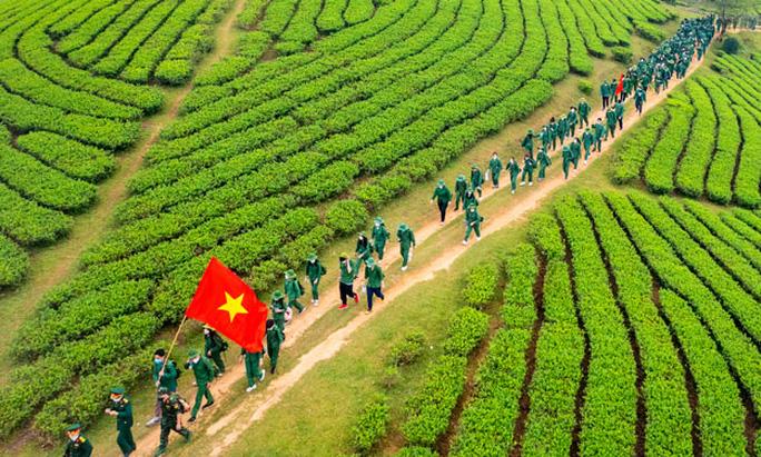 Cuộc thi ảnh Thiêng liêng cờ Tổ quốc: Cờ Tổ quốc trên mọi nẻo đường - Ảnh 1.