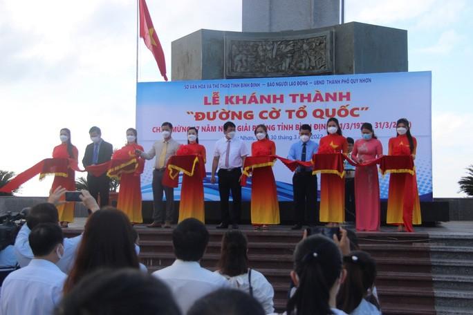 Rực rỡ Đường cờ Tổ quốc trên tuyến phố đắc địa nhất Bình Định - Ảnh 1.