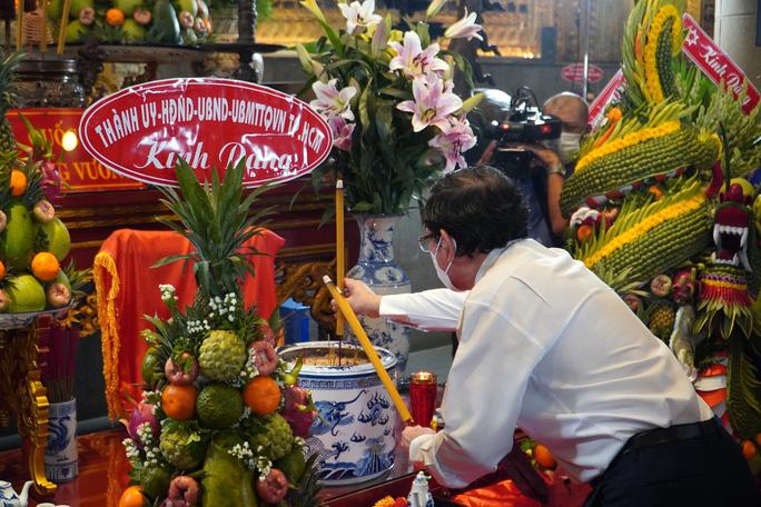 Lãnh đạo TP HCM dâng bánh chưng, bánh dày lên các Vua Hùng - Ảnh 13.