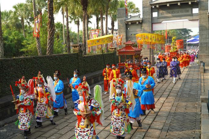 Lãnh đạo TP HCM dâng bánh chưng, bánh dày lên các Vua Hùng - Ảnh 5.