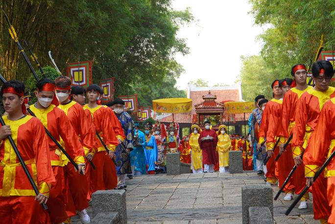 Lãnh đạo TP HCM dâng bánh chưng, bánh dày lên các Vua Hùng - Ảnh 6.