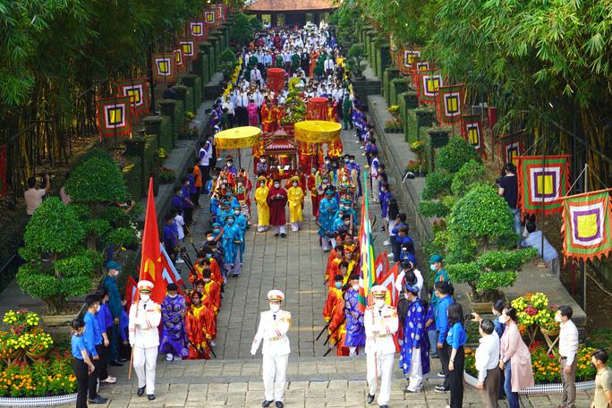 Lãnh đạo TP HCM dâng bánh chưng, bánh dày lên các Vua Hùng - Ảnh 7.