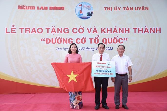 Trao tặng cờ và khánh thành Đường cờ Tổ quốc tại Bình Dương  - Ảnh 6.