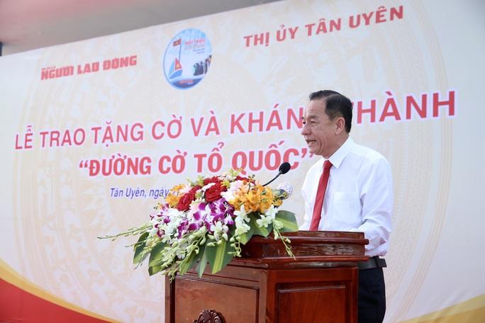 Trao tặng cờ và khánh thành Đường cờ Tổ quốc tại Bình Dương  - Ảnh 4.