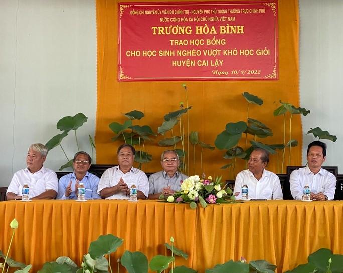 Trao học bổng và khởi công xây cầu tại Tiền Giang - Ảnh 2.