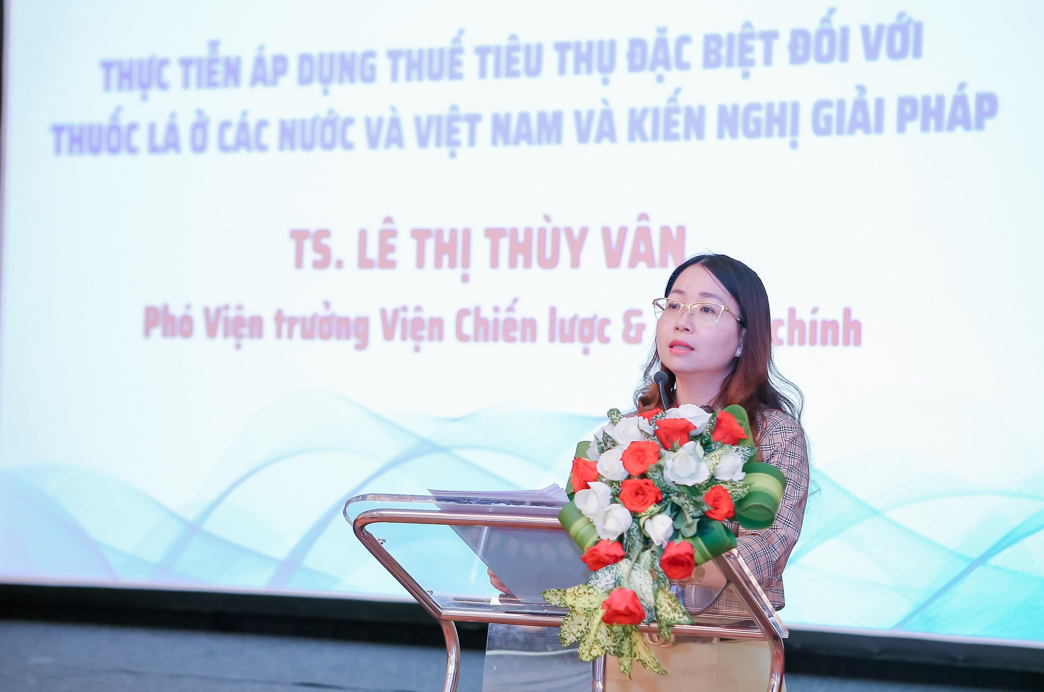 Bà Lê Thị Thùy Vân - Phó Viện trưởng Viện Chiến lược và Chính sách Tài chính (Bộ Tài chính) phát biểu tại Hội thảo.