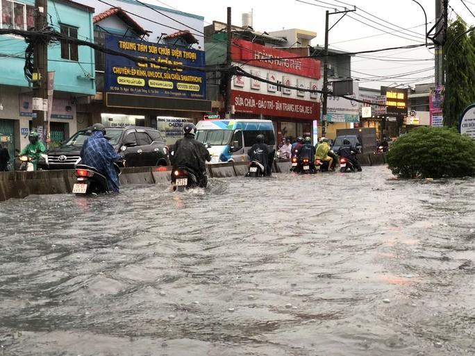 TP HCM ghi kỷ lục nhiều năm về số tuyến đường ngập - Ảnh 1.