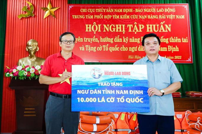 10.000 lá cờ Tổ quốc đến với ngư dân Nam Định - Ảnh 6.