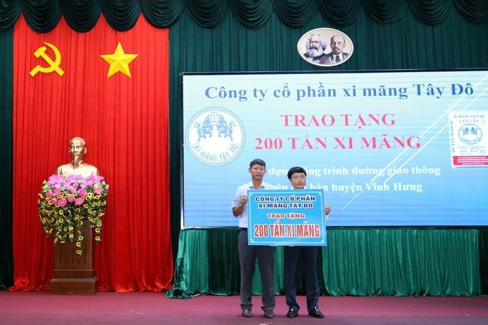 Vùng biên giới vui mừng đón nhận cờ Tổ quốc, học bổng và nhiều phần quà  - Ảnh 10.