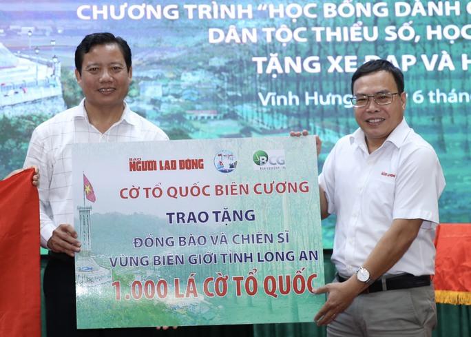 Vùng biên giới vui mừng đón nhận cờ Tổ quốc, học bổng và nhiều phần quà  - Ảnh 5.