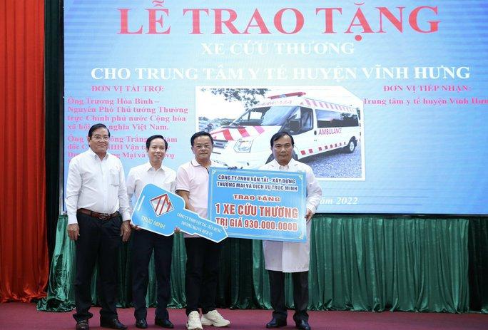 Vùng biên giới vui mừng đón nhận cờ Tổ quốc, học bổng và nhiều phần quà  - Ảnh 8.