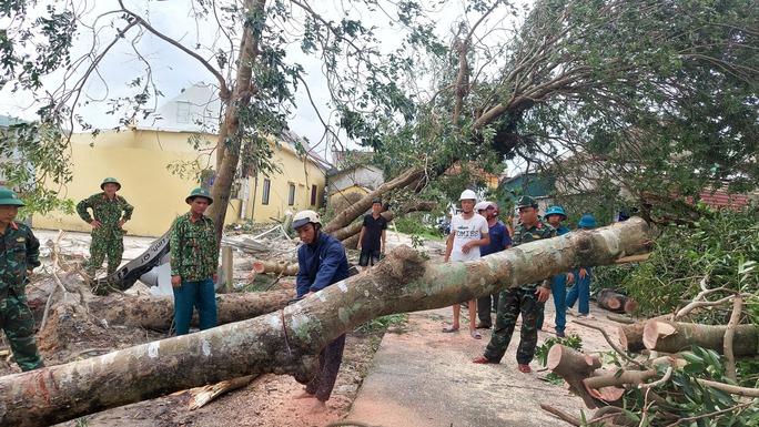 Miền Trung chạy đua khắc phục hậu quả bão số 4 (Noru) - Ảnh 4.