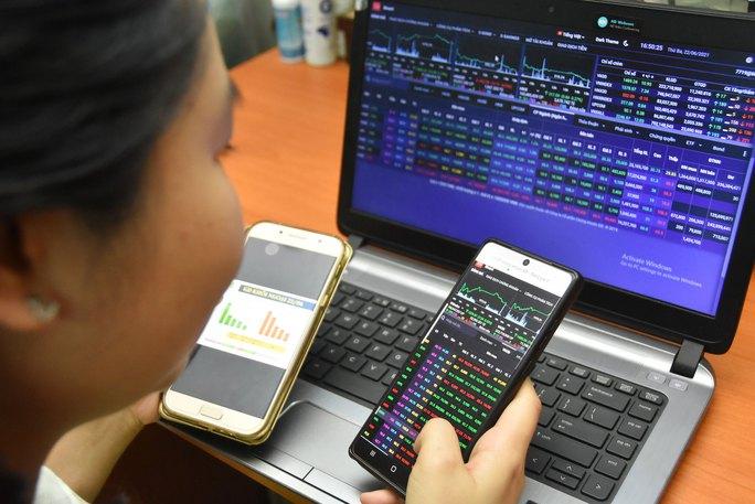 Chứng khoán lao dốc, nhà đầu tư choáng - Ảnh 1.