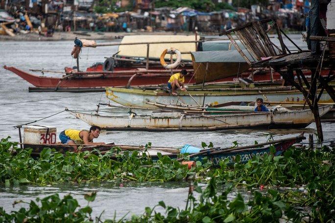 Năm lần đổ bộ đất liền, bão Nalgae quần Philippines tơi tả - Ảnh 4.