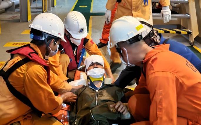 Cứu nạn 2 thuyền viên Philippines trên tàu Energy Hope - Ảnh 1.
