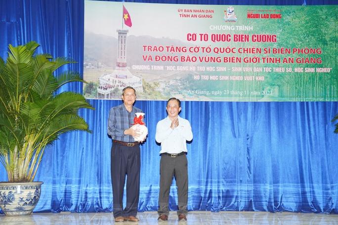 Trao tặng 10.000 lá cờ Tổ quốc cho đồng bào biên giới và chiến sĩ biên phòng An Giang - Ảnh 12.