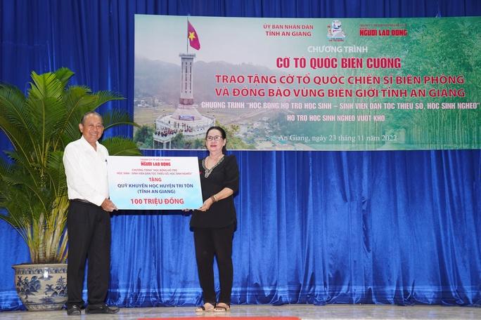 Trao tặng 10.000 lá cờ Tổ quốc cho đồng bào biên giới và chiến sĩ biên phòng An Giang - Ảnh 3.