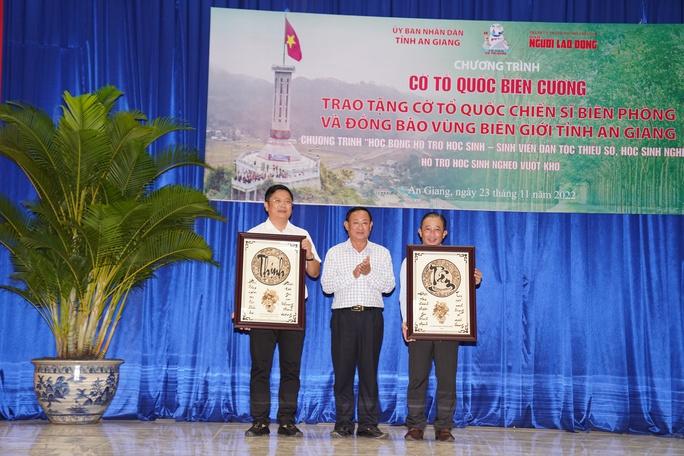 Trao tặng 10.000 lá cờ Tổ quốc cho đồng bào biên giới và chiến sĩ biên phòng An Giang - Ảnh 11.