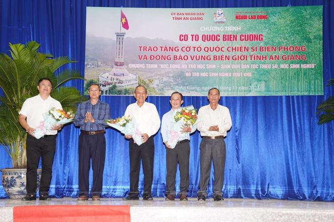 Trao tặng 10.000 lá cờ Tổ quốc cho đồng bào biên giới và chiến sĩ biên phòng An Giang - Ảnh 10.