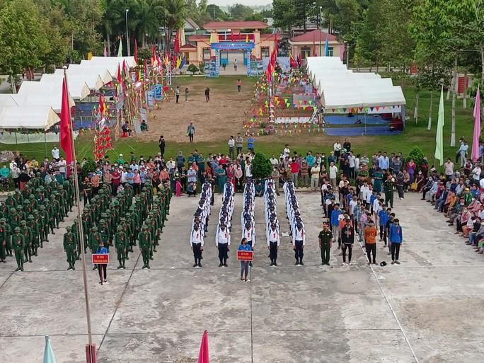 Bộ Tư lệnh Vùng Cảnh sát biển 4 tiếp nhận 100 công dân nhập ngũ - Ảnh 1.