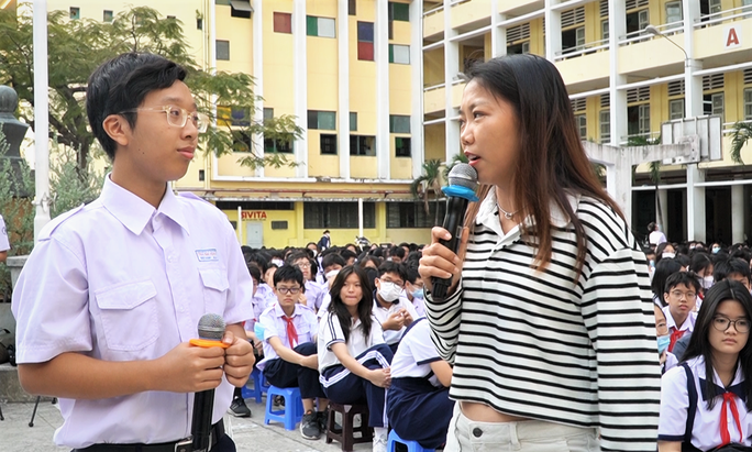 Học trò trường chuyên vây quanh xin chữ ký Quả bóng vàng Huỳnh Như - Ảnh 5.