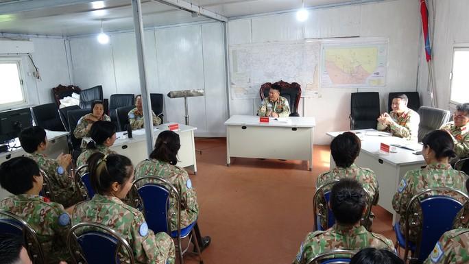 Ngày 8-3 đặc biệt của các cô gái mũ nồi xanh tại châu Phi - Ảnh 8.