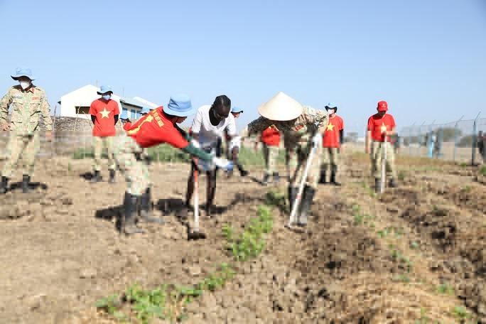 Ngày 8-3 đặc biệt của các cô gái mũ nồi xanh tại châu Phi - Ảnh 15.