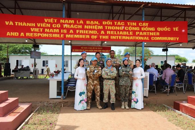Ngày 8-3 đặc biệt của các cô gái mũ nồi xanh tại châu Phi - Ảnh 4.