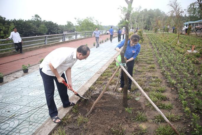 Phó Bí thư Thành ủy TP HCM trồng cây và trao huy hiệu 65 tuổi Đảng tại huyện Nhà Bè - Ảnh 1.