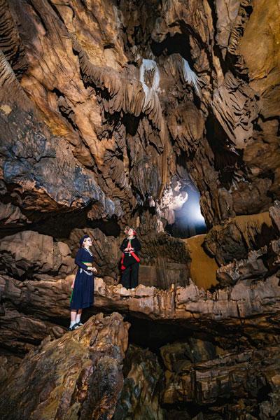 Một ngày ở Khun khám phá hang Bó Mỳ - Ảnh 1.