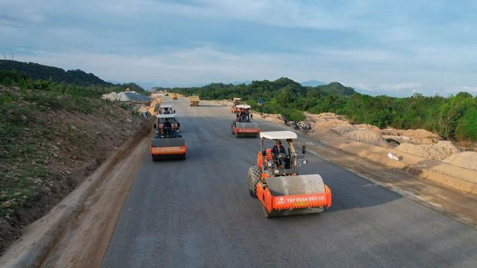 Đường cao tốc Bắc - Nam sắp thành hình - Ảnh 1.