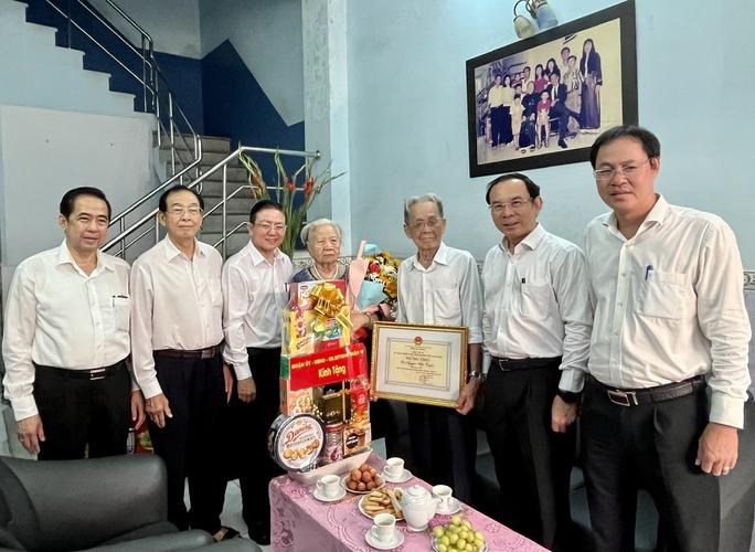 Bí thư Thành ủy TP HCM Nguyễn Văn Nên thăm, chúc mừng người cao tuổi - Ảnh 3.