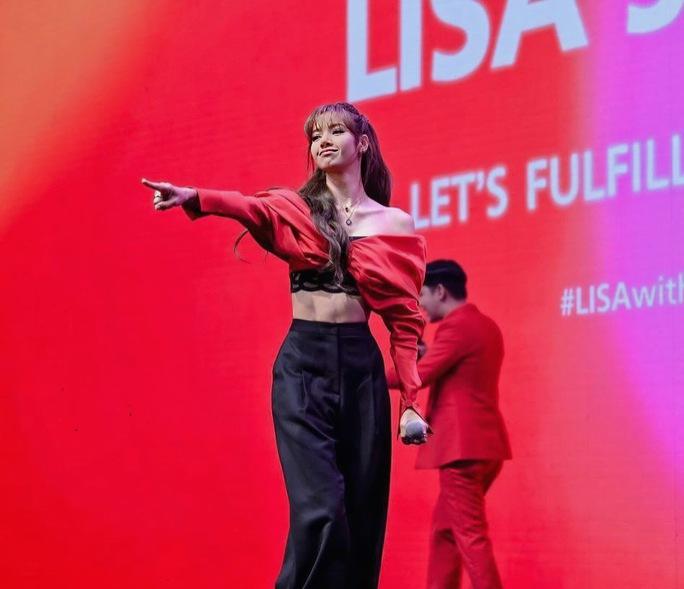 Đẳng cấp Lisa BlackPink phá đồ Công Trí - Ảnh 1.