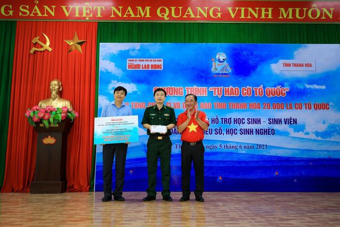 Trao tặng 20.000 lá cờ Tổ quốc tại Thanh Hoá - Ảnh 5.