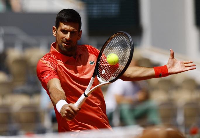 Djokovic vào tứ kết Roland Garros, vượt qua kỷ lục của Nadal - Ảnh 2.