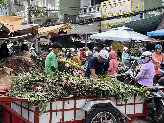 Nhộn nhịp thị trường Tết Đoan Ngọ, bánh ú lá tre chỉ từ 30.000 đồng/chục - Ảnh 4.