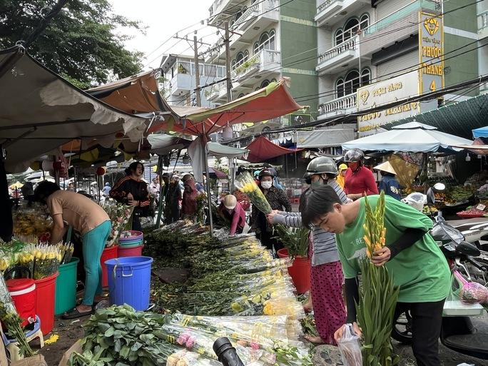 Nhộn nhịp thị trường Tết Đoan Ngọ, bánh ú lá tre chỉ từ 30.000 đồng/chục - Ảnh 6.