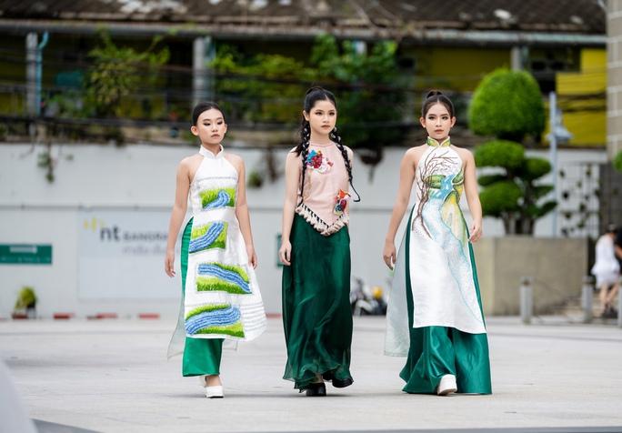 Áo dài, khăn rằn Việt tung bay trên đất Thái - Ảnh 8.