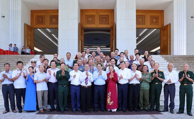 Thủ tướng Phạm Minh Chính chụp ảnh lưu niệm cùng Đoàn đại biểu người có công tiêu biểu tỉnh Nam Định - Ảnh: VGP/Nhật Bắc