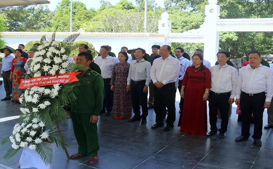 Đoàn công tác của Tổng cục DTNN dâng hoa, dâng hương tưởng niệm tại Ngã ba Đồng Lộc.