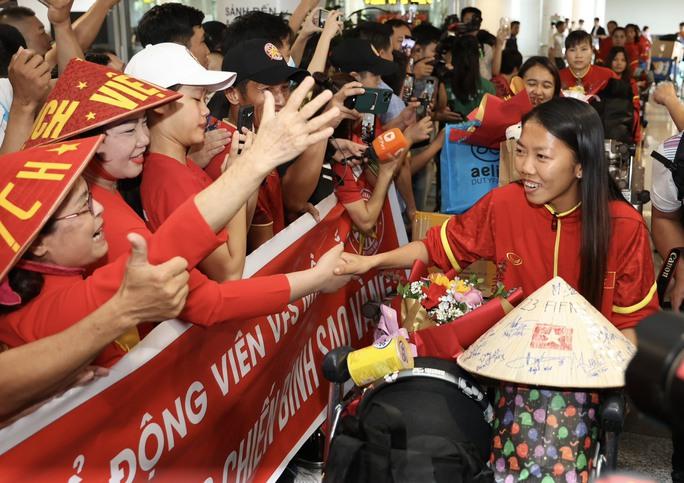 HLV Mai Đức Chung cùng nữ tuyển thủ tươi rói trở về sau hành trình World Cup lịch sử - Ảnh 8.