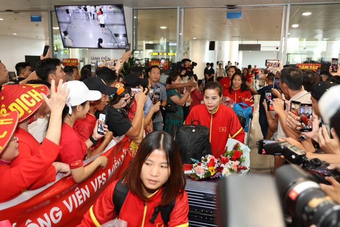 HLV Mai Đức Chung cùng nữ tuyển thủ tươi rói trở về sau hành trình World Cup lịch sử - Ảnh 5.