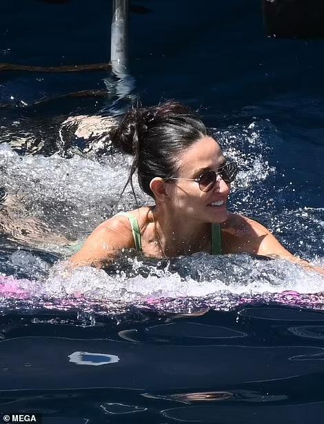 Minh tinh Demi Moore “nhí nhảnh” với bikini ở tuổi 60 - Ảnh 4.