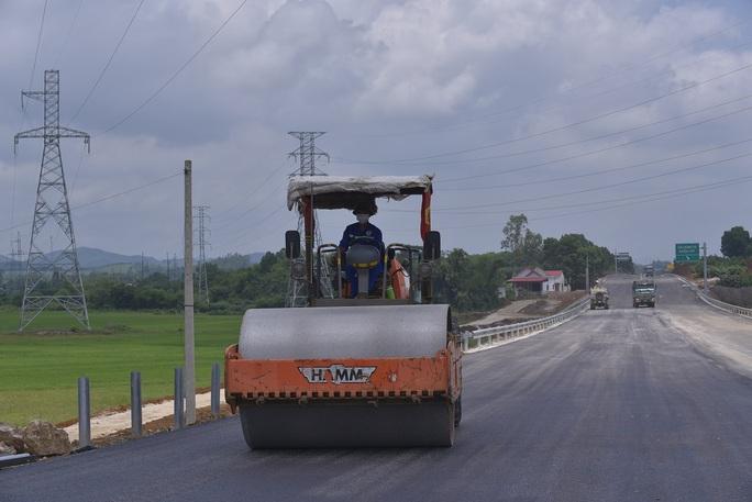 Ngổn ngang cao tốc Quốc lộ 45 - Nghi Sơn trước ngày thông xe - Ảnh 9.