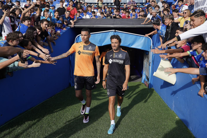 Mason Greenwood chào sân Getafe, cổ động viên háo hức đón cựu tuyển thủ Anh - Ảnh 9.