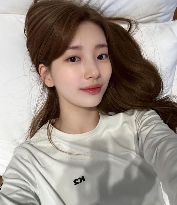 “Mối tình đầu quốc dân” Suzy khiến mạng xã hội bùng nổ bằng một bức ảnh selfie - Ảnh 1.