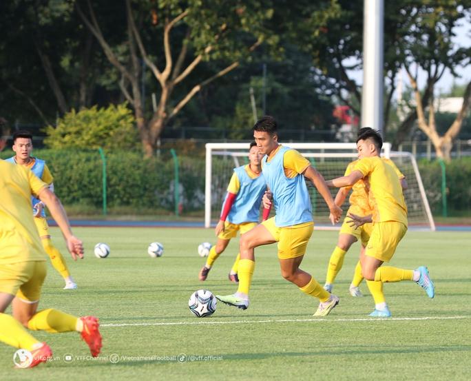 Tuyển Olympic Việt Nam làm quen sân đấu ở Trung Quốc - Ảnh 13.