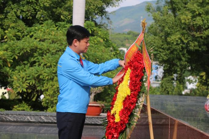 Đại hội XI Công đoàn Khánh Hòa: Đại biểu dâng hương tưởng nhớ các anh hùng, liệt sĩ - Ảnh 3.