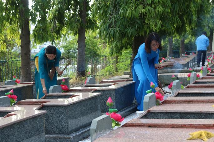 Đại hội XI Công đoàn Khánh Hòa: Đại biểu dâng hương tưởng nhớ các anh hùng, liệt sĩ - Ảnh 2.